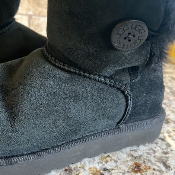 Bailey Button Uggs size 9 black - Picture 3 of 8